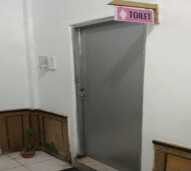 Pintu kamar mandi polos