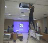 SCREEN & PROJECTOR HI SPEK