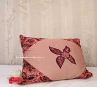 Sarung bantal soffa motif batik